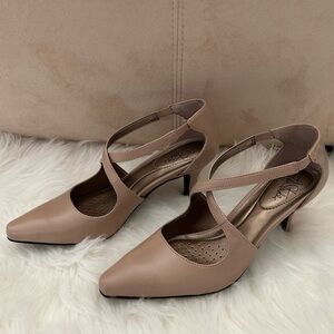 NEW LifeStride Soft System Simply Comfortable Dressy, Classy Nude Heels
